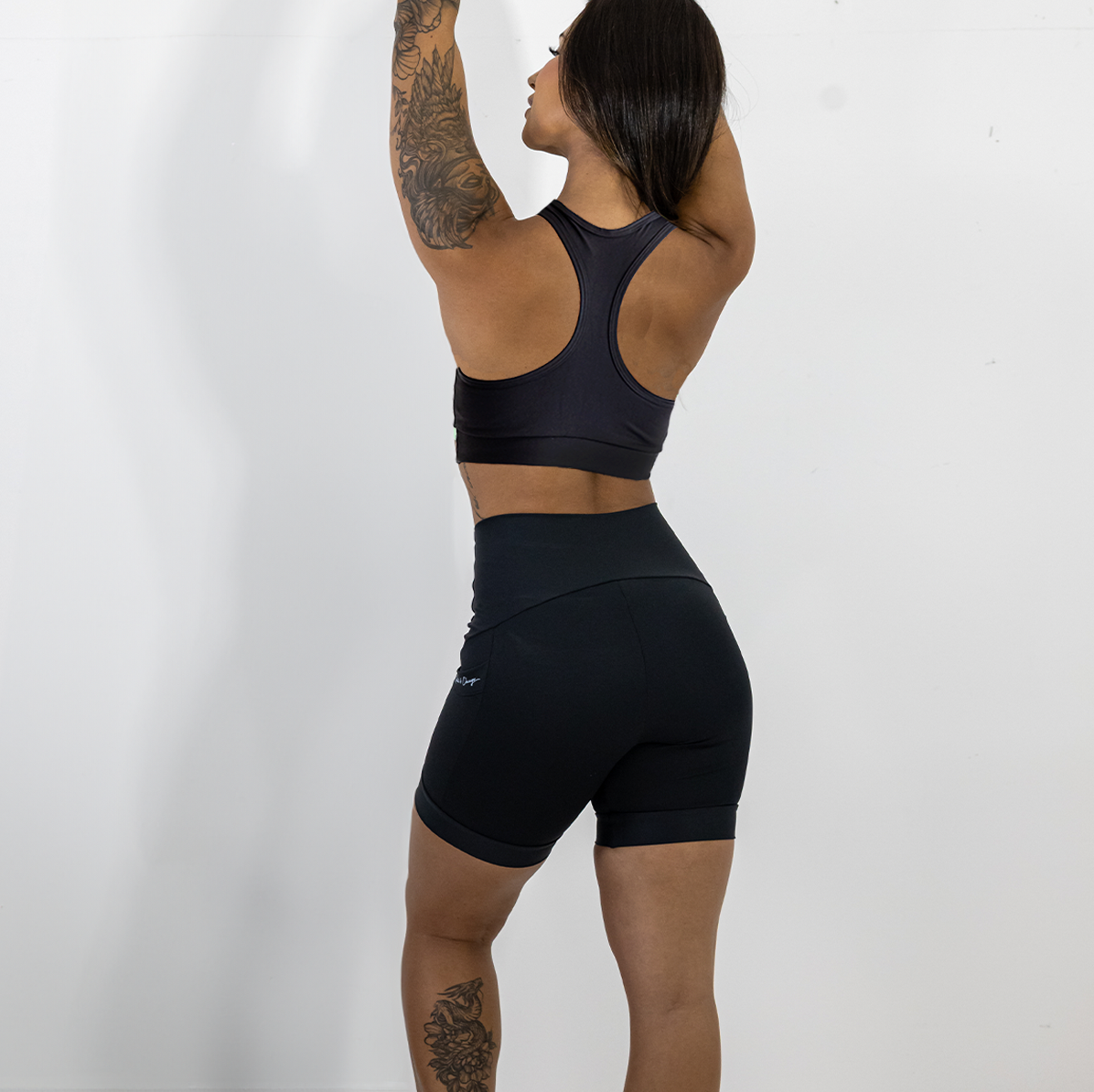 Conjunto Bora Correr Feminino – Shorts Blackout com Bolso + Top Nadador | Kínitro