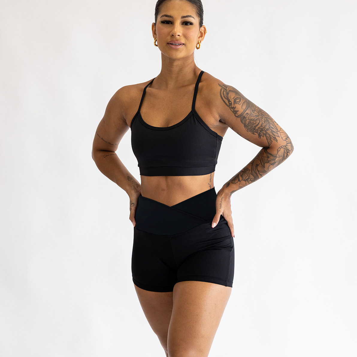 Conjunto Charme Feminino – Shorts Blackout Cintura Transpassada + Top Alcinha | Kínitro