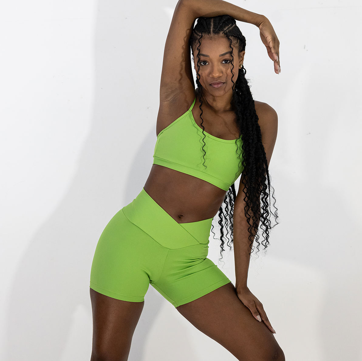 Conjunto Charme Feminino – Shorts Blackout Cintura Transpassada + Top Alcinha | Kínitro