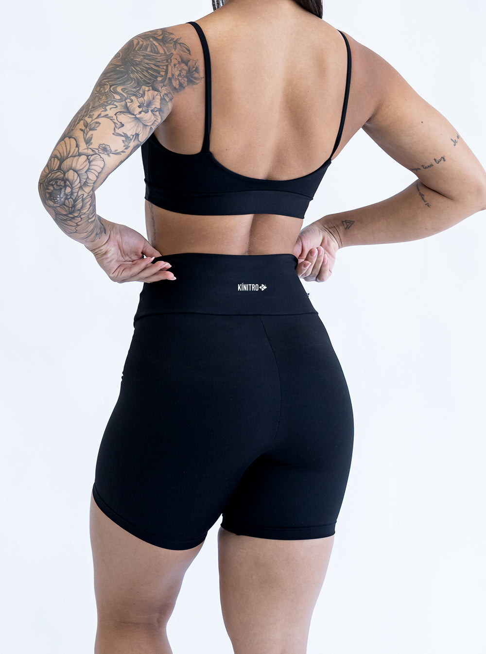 Shorts Meia Coxa Preto ESSENCIAL  ✦