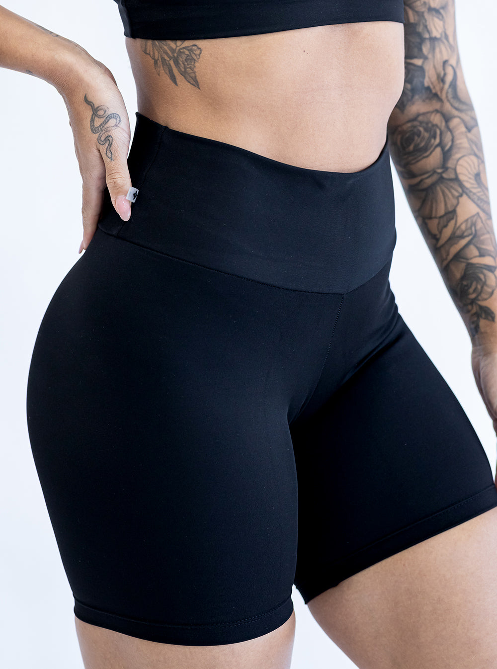 Shorts Meia Coxa Preto ESSENCIAL  ✦