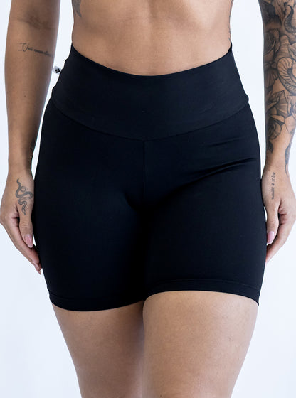 Shorts Meia Coxa Preto ESSENCIAL  ✦