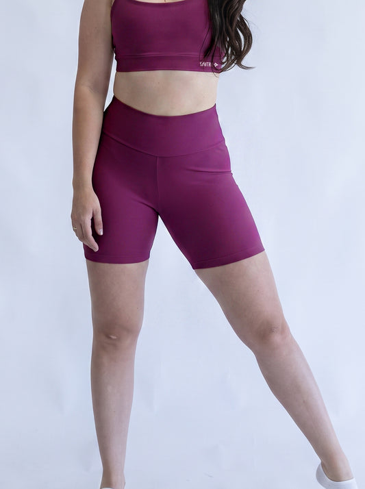 Shorts Meia Coxa Roxo Malva ESSENCIAL  ✦