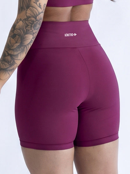 Shorts Meia Coxa Roxo Malva ESSENCIAL  ✦